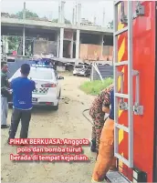  ??  ?? PIHAK BERKUASA: Anggota polis dan bomba turut berada di tempat kejadian.