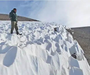  ??  ?? Arriba: la nieve resiste el calor en los puntos más altos. Arriba derecha: las carachas son viejos asentamien­tos mineros de principios del siglo XX. Derecha: restos de artesanías indígenas; y escuela de kitesurf en la playa Oscura de la localidad de...