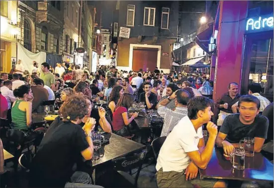  ?? CARSTEN KOALL / GETTY ?? Ambiente cosmopolit­a en las terrazas de los cafés del barrio de Beyoglu, en Estambul