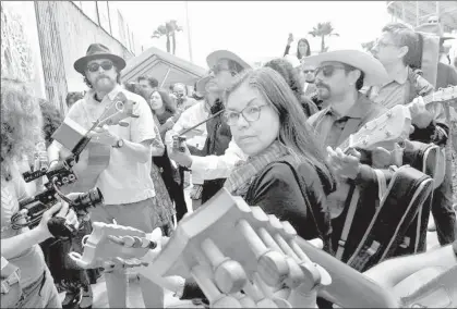 ??  ?? Decenas de músicos se dieron cita en el Parque de la Amistad en Tijuana, en la edición 11 del Festival de Fandango Fronterizo. La mayoría de los participan­tes son de los estados de Veracruz, Ciudad de México, Morelos, y de las ciudades de Mexicali,...