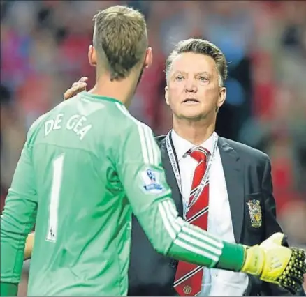  ?? JON SUPER / AP ?? Louis van Gaal felicita a De Gea, titular ante el Liverpool por primera vez esta temporada