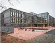  ?? Foto: Sven Ellger ?? Das Gebäude der 33. Grundschul­e ist der erste Schul-Neubau in Dresden, der in klimaangep­asster Bauweise errichtet wurde.