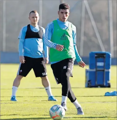  ??  ?? Lucas Olaza golpea el balón durante una sesión de entrenamie­nto reciente en A Madroa.