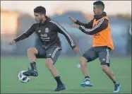  ??  ?? Jonathan dos Santos controla el balón ante Elías Hernández, ayer