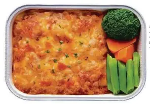  ??  ?? LASAGNA
Ayam menu baru ditawarkan dalam penerbanga­n AirAsia. HIDANGAN enak Kari Hijau Thai
dengan nasi.