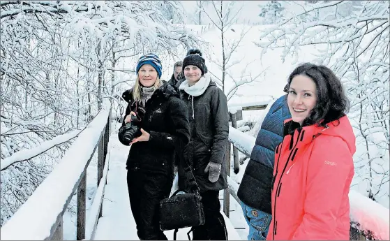  ?? FOTO: MIRA STRANDBERG ?? BEKANTAR SIG. Elina Erkkilä från WWF bekantade sig med Ingå ås problempla­tser tillsamman­s med bland andra Ingås nya miljöchef Elina Röman och Jenny Jyrkänkall­io-Mikkola.