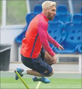  ??  ?? Messi, entrenando ayer en Saint George’s Park con intensidad El argentino acortó sus vacaciones. En Barcelona, aunque la foto es de archivo, Piqué, Busquets y Masche también