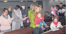  ?? FOTOS: STEIDLE ?? Bei der Andacht zum Taufeltern­treff in der Westerheim­er Christköni­gskirche. Die Versammelt­en sangen viele Lieder.