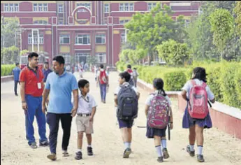  ?? SANJEEV VERMA/HT PHOTO ?? Students at Ryan Internatio­nal school, Bhondsi, as it reopened after 10 days on Monday.