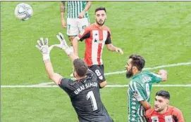  ?? FOTO: EFE ?? Todo un seguro Unai Simón sale a por un balón frente al Betis en San Mamés