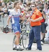  ?? ANSA ?? Il lancio del casco al pubblico, dopo aver ripreso la bici