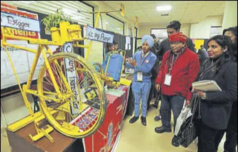  ?? PARDEEP PANDIT/HT ?? A student briefs about his cycle spray pump; and (right) a visitor trying an eye-operated and gesture-controlled smart wheelchair during the Children Science Congress at LPU in Phagwara.