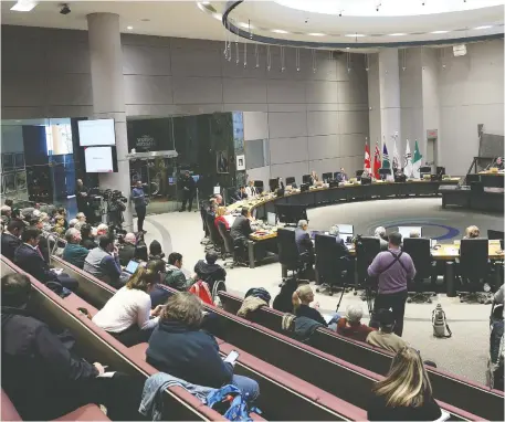  ?? WAYNE CUDDINGTON ?? Council meets at city hall for a draft budget meeting. Transit delays and other issues have some councillor­s considerin­g a fare freeze.