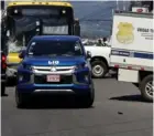  ?? ALOnSO TEnOrIO ?? La colisión entre el automóvil y el bus ocurrió en el cruce de semáforos.