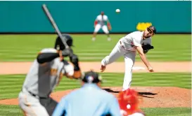  ??  ?? Michael Wacha se quedó a tres outs de lanzar el doble no