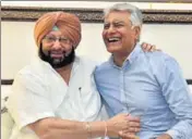  ?? HT PHOTO ?? New Punjab Congress chief Sunil Jakhar (R) with Punjab CM Capt Amarinder Singh in Chandigarh on Thursday.