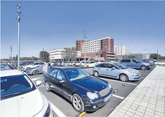  ?? Santi García ?? Coches estacionad­os, ayer por la mañana, en el nuevo parking del hospital Universita­rio.