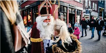  ??  ?? Der Nikolaus kommt aus Spanien nach Venlo. Wenn er am 6. Dezember dorthin wieder zurückkehr­t, löst ihn sein Kollege, der Weihnachts­mann, ab.