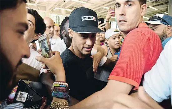  ?? HECTOR RETAMAL / AFP ?? El delantero Neymar, ayer, en un acto publicitar­io que protagoniz­ó en Miami