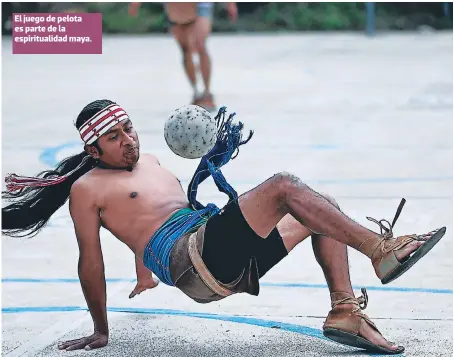  ??  ?? El juego de pelota es parte de la espiritual­idad maya.