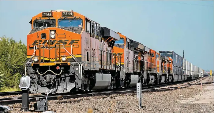  ?? SUE OGROCKI/AP ?? Una locomotora de BNSF encabeza la fila de vagones detenidos en Oklahoma mientras continúan las negociacio­nes.