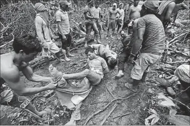  ??  ?? Ka’apor Indian warriors tie up loggers during a jungle expedition in the Alto Turiacu Indian territory. (Photo: washington­post)