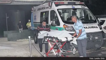  ?? Foto: Landro Ortiz ?? Momento en que personal del Ministerio Público retiraba el cuerpo del hombre del centro de salud.