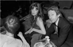  ?? FOTO AFP ?? De duurste handtas uit het assortimen­t van Labellov is een Birkintas van Hermès, vernoemd naar de iconische actrice en zangeres Jane Birkin (hier op de foto met haar toenmalige partner Serge Gainsbourg).