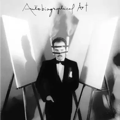  ??  ?? OBRA DE ADÁL, titulada Auto-Retrato: Autobiogra­phical Art (1987)