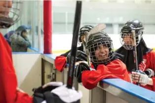  ?? GALIT RODAN FOR THE TORONTO STAR ?? Nuha Azmi catches a breather during play at the Paul Coffey Arena in Mississaug­a.