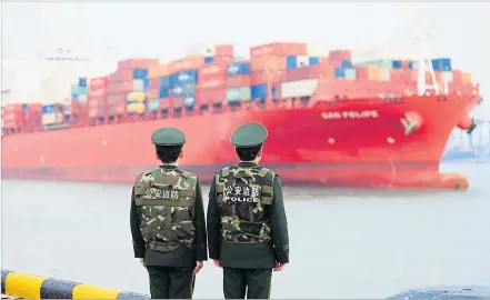  ?? [ APA] ?? Noch sind die Containers­chiffe in Chinas Häfen gut bestückt. Bei einem Handelskri­eg mit den USA könnte sich das rasch ändern.