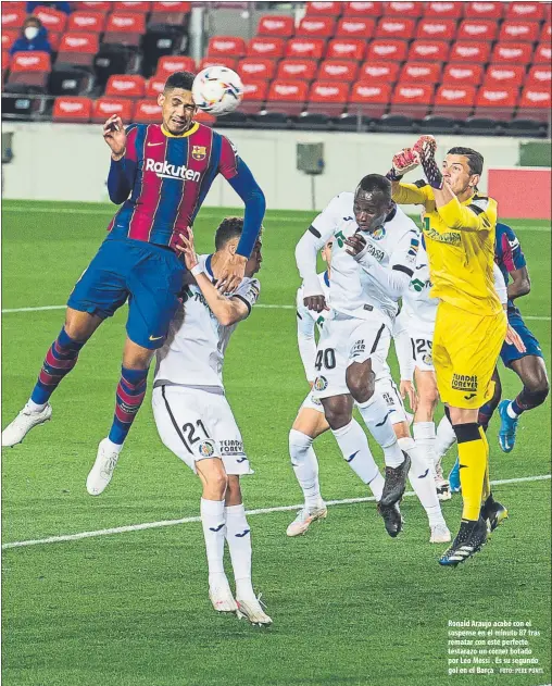  ?? FOTO: PERE PUNTÍ ?? Ronald Araujo acabó con el suspense en el minuto 87 tras rematar con este perfecto testarazo un córner botado por Leo Messi . Es su segundo gol en el Barça