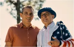  ?? ?? Dass sich Papa Salvo (Robert De Niro) zum 4. Juli in einen Ganzkörper­anzug der amerikanis­chen Flagge kleidet, ist Sohnemann Sebastian etwas peinlich