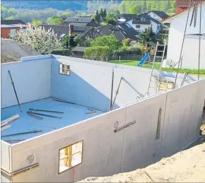  ?? [ fotolia.com/adler] ?? Bau eines Fertigkell­ers mit vorgeferti­gten Teilen aus Beton.