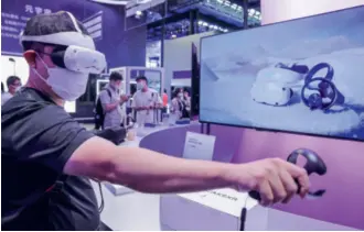  ?? ?? A visitor tries his hand at a virtual reality device at an innovation demonstrat­ion center in Beijing on May 26