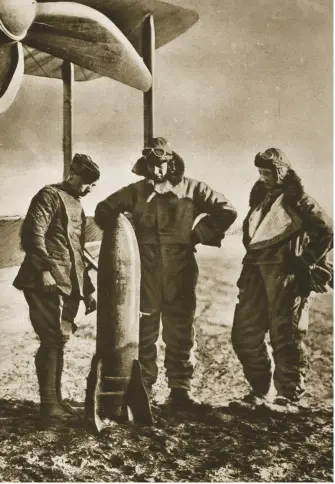  ??  ?? ARMI ED EQUIPAGGIA­MENTO DA GUERRA Sopra, alcuni soldati osservano una bomba. A destra, casco da aviatore. Musée de l’Armée, Parigi.