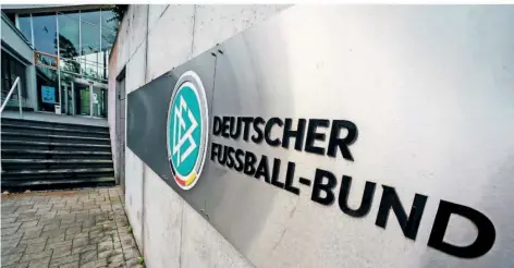  ?? FOTO: RUMPENHORS­T/DPA ?? Fragezeich­en vor der DFB-Zentrale: Wer neuer Präsident des Deutschen Fußball-Bundes wird, ist weiterhin völlig unklar.