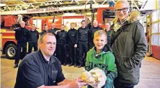  ?? RP-AF: DJ ?? Kletterfre­und Jannick (6) bedankte sich Mitte November 2017 bei der Feuerwehr mit Keksen. Sie hatte ihn aus einem acht Meter hohen Baum gerettet.