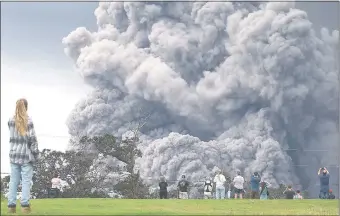  ?? (AFP) ?? La columna de cenizas desprendid­a por el volcán alcanzó una altura de 9 km.