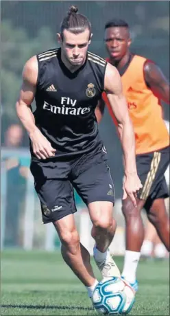  ??  ?? REGRESO. Gareth Bale volverá a jugar hoy en el Santiago Bernabéu.