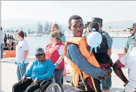  ?? MIGUEL PAQUET / EFE ?? Migrantes desembarca­dos en el puerto de Motril el pasado martes