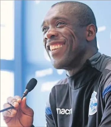  ??  ?? REALISTA. Clarence Seedorf sabe que su posible continuida­d en el Deportivo está más lejos que cerca.