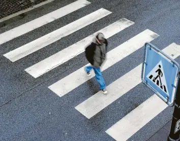  ?? Foto: Ronald Wittek, dpa ?? Der Fußgänger kommt in der Verkehrspl­anung oft zu kurz.