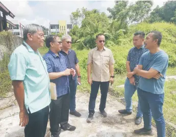  ?? ?? Jamit (second left) is briefed on the status of the land. Also seen from left are Shia, Watson, and Galong.