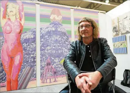  ??  ?? Maler und Grafiker Gunther Lerz aus Erfurt stellt sich an einem der  Stände der Thüringer Kunstmesse „Artthuer“vor. Fotos: Marco Schmidt