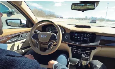  ?? FOTO: CADILLAC/DPA-TMN ?? Hände weg vom Lenkrad: Der Cadillac CT6 mit dem System „Super Cruise“hält auf vielen nordamerik­anischen Autobahnen eigenständ­ig die Spur.