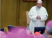  ??  ?? Tra i vescovi italiani.
Il Papa ha aperto ieri i lavori dell’assemblea della Cei