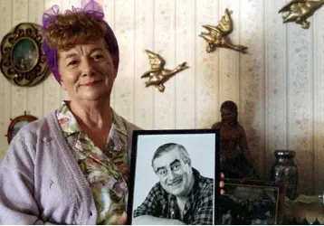  ?? Photos: Rex/PA ?? Left: Jean Alexander as Hilda Ogden with a photo of screen husband Stan (Bernard Youens). Above: Alexander in 2002.