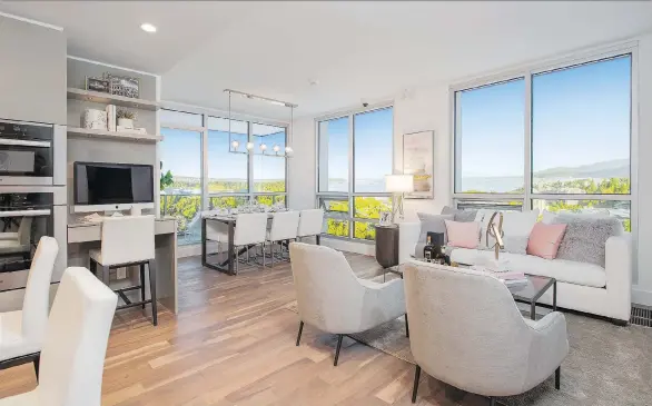  ?? COLLEEN BURKE PHOTOGRAPH­Y ?? Park West at Lions Gate homes feature oversized windows with privacy blinds, engineered hardwood flooring and expansive balcony spaces.