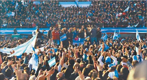  ?? FOTOS: UNIDAD CIUDADANA ?? NUEVA ESTETICA. El acto en Arsenal lució intenciona­lmente desprovist­o de insignias partidaria­s y grandes escenograf­ías.